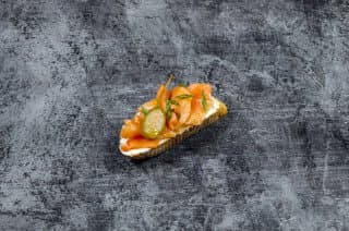 Кростини с лососем и каперсами