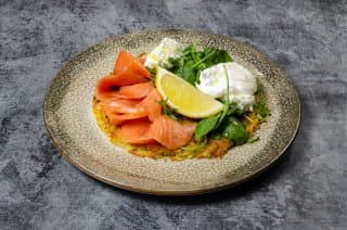 Картофельный драник со слабосолёным лососем