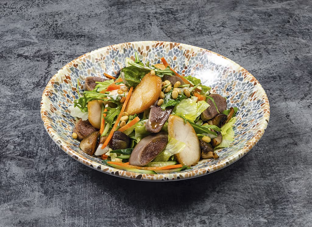 Салат с жареным языком и куриной грудкой