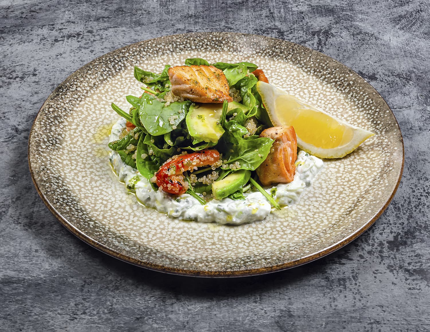 Салат с жареным лососем и киноа