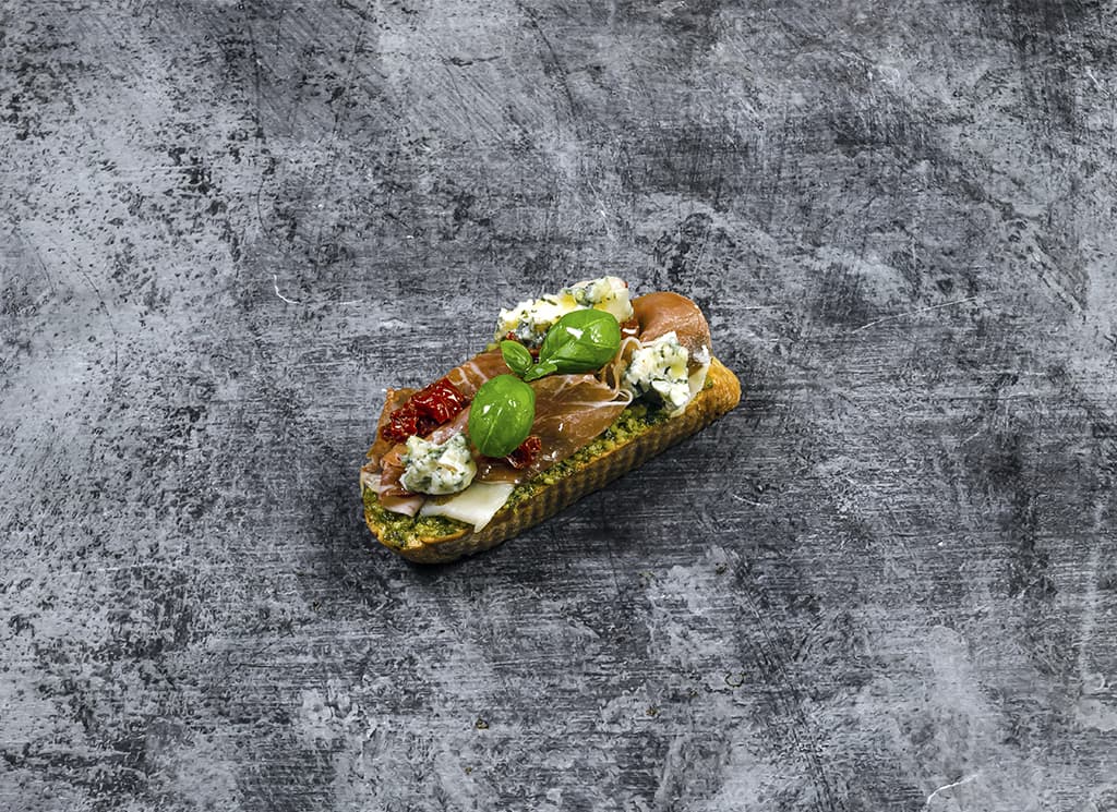 Кростини Пармская ветчина с Дор блю