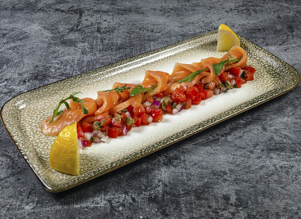 Слабосоленый лосось с сальсой Таормина