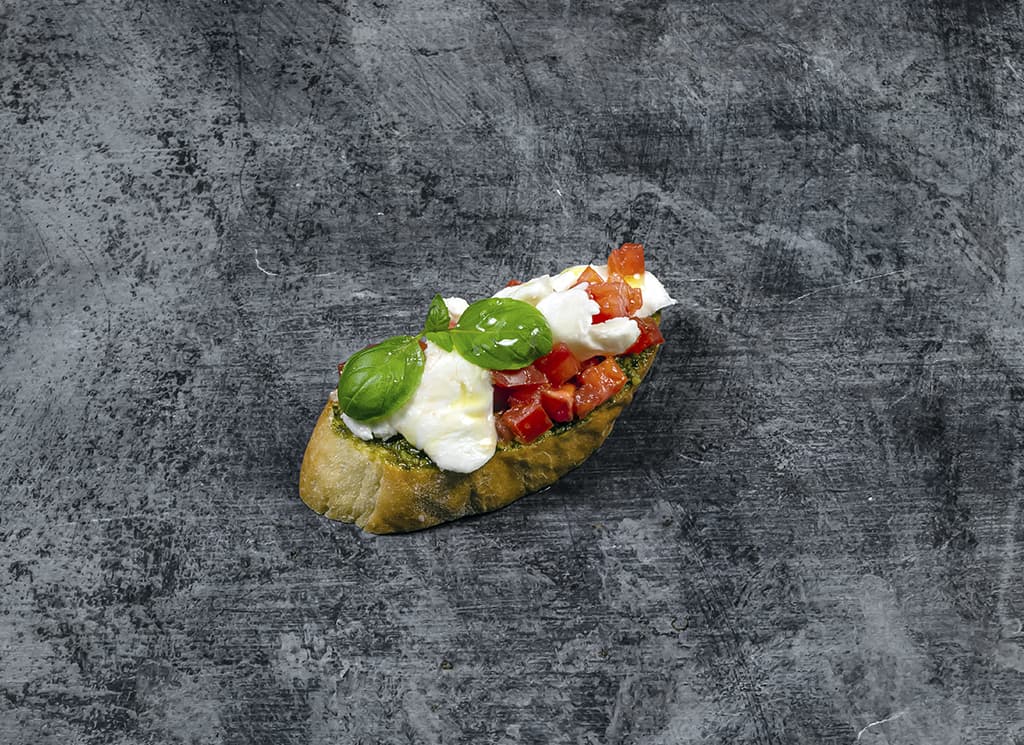 Кростини Моцарелла с томатами