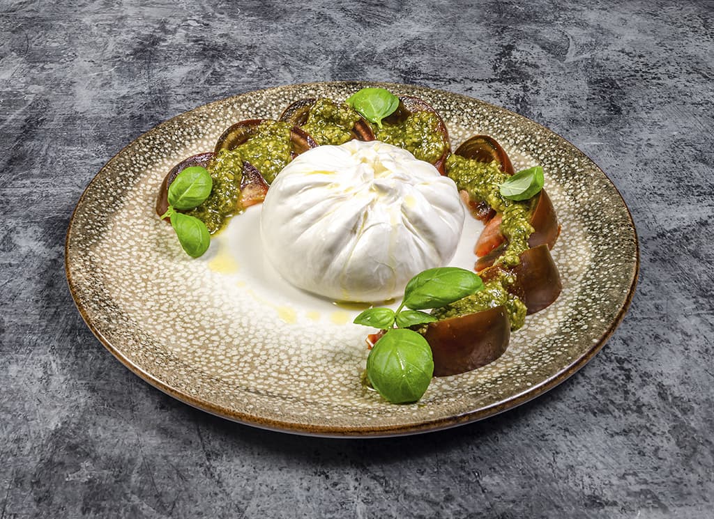 Буррата с томатами и соусом Песто