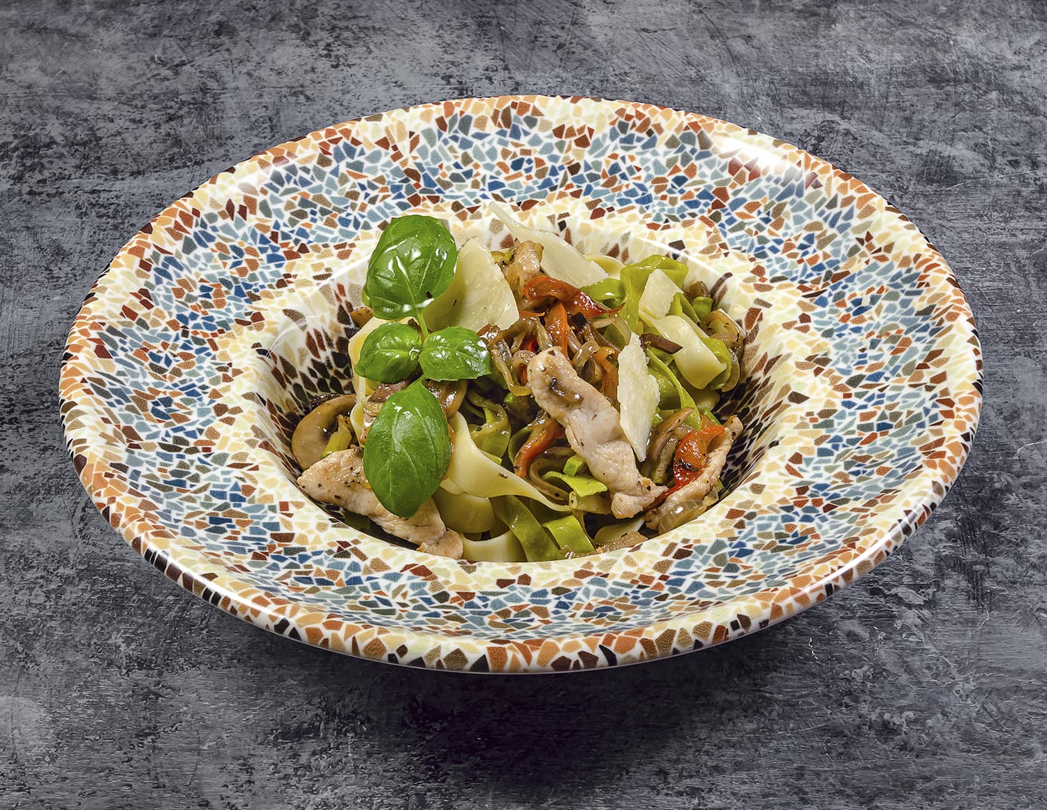 Феттучини с курицей и овощами