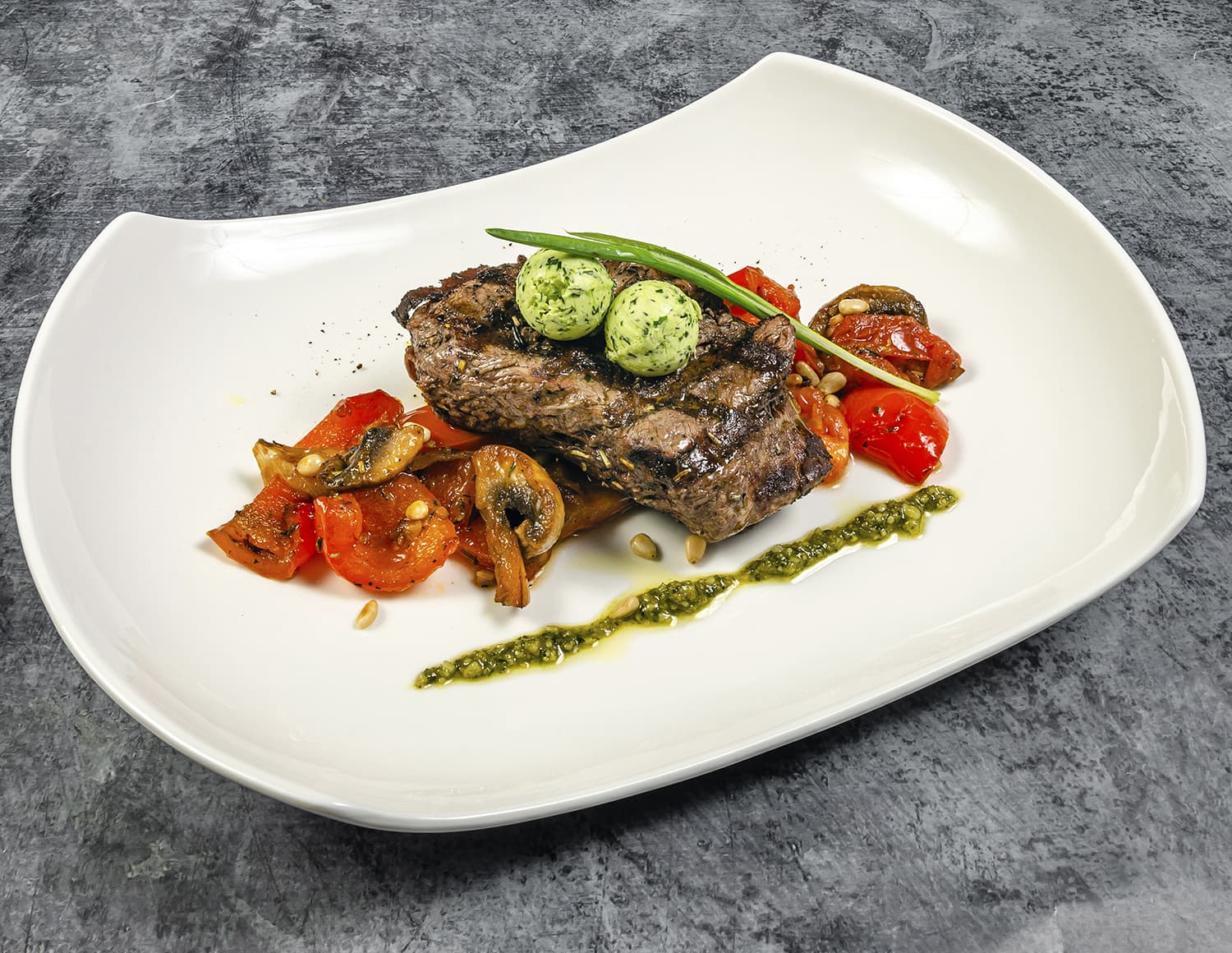 Стейк говядины с тушеными овощами