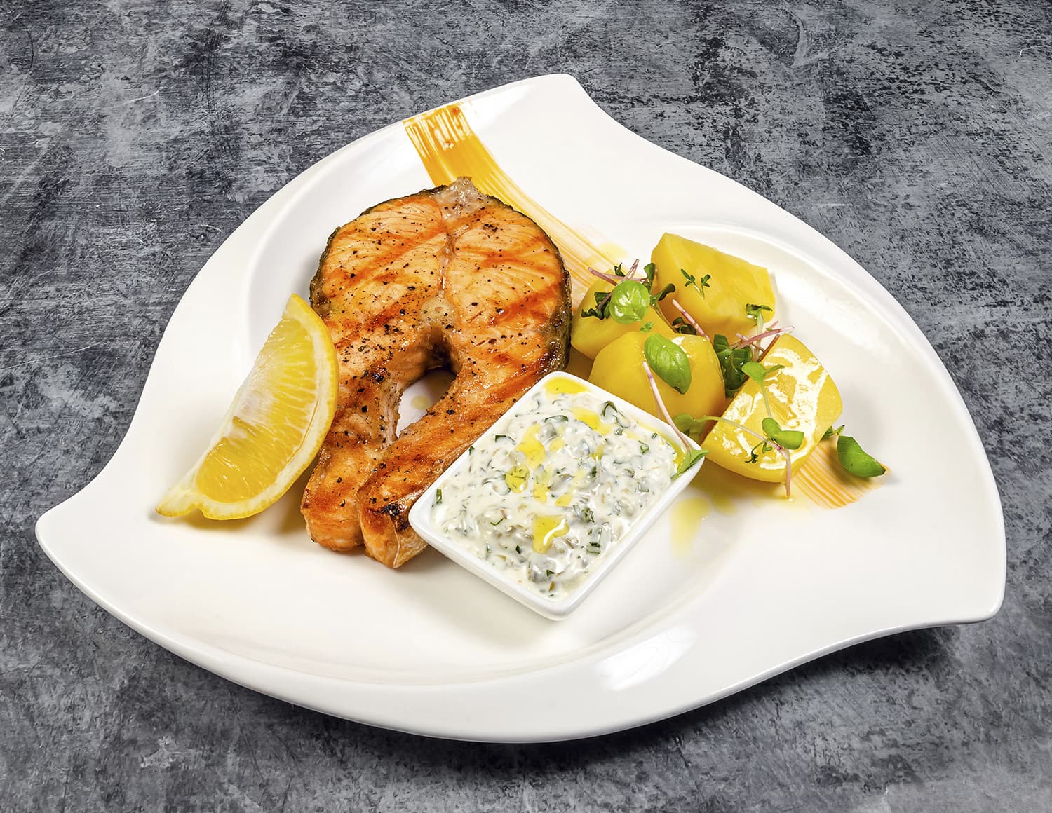 Стейк лосося на гриле с Тар тар